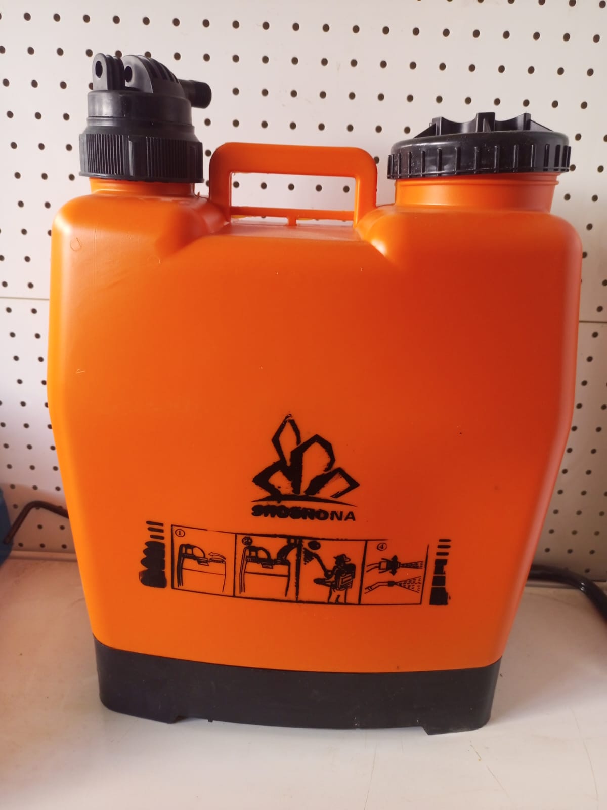 Knapsack Sprayer/Backpack Sprayer 20lt This Knapsack Sprayer pump produces a maximum 65 psi and takes only five pumps to reach 45 psi. Features an internal agitator for constant mixing, large fill o