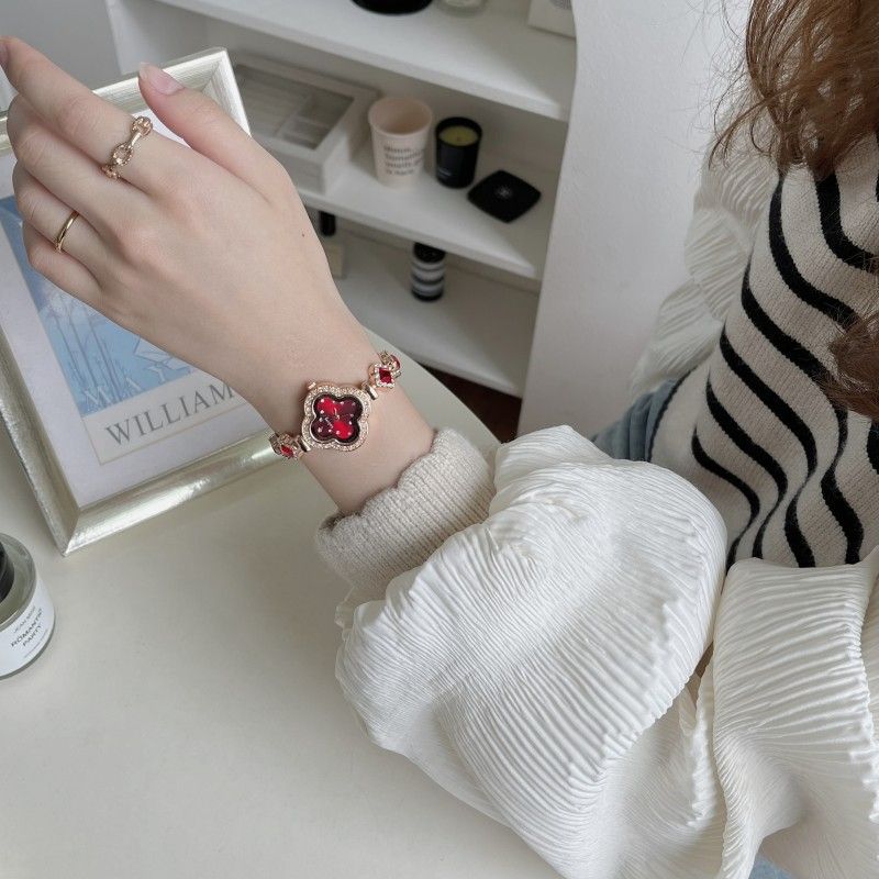 2024 new high-grade watch, small and delicate four leaf clover petal wrist watch bracelet, simple and fashionable quartz women's watch, popular in Africa, Tiktok - same style