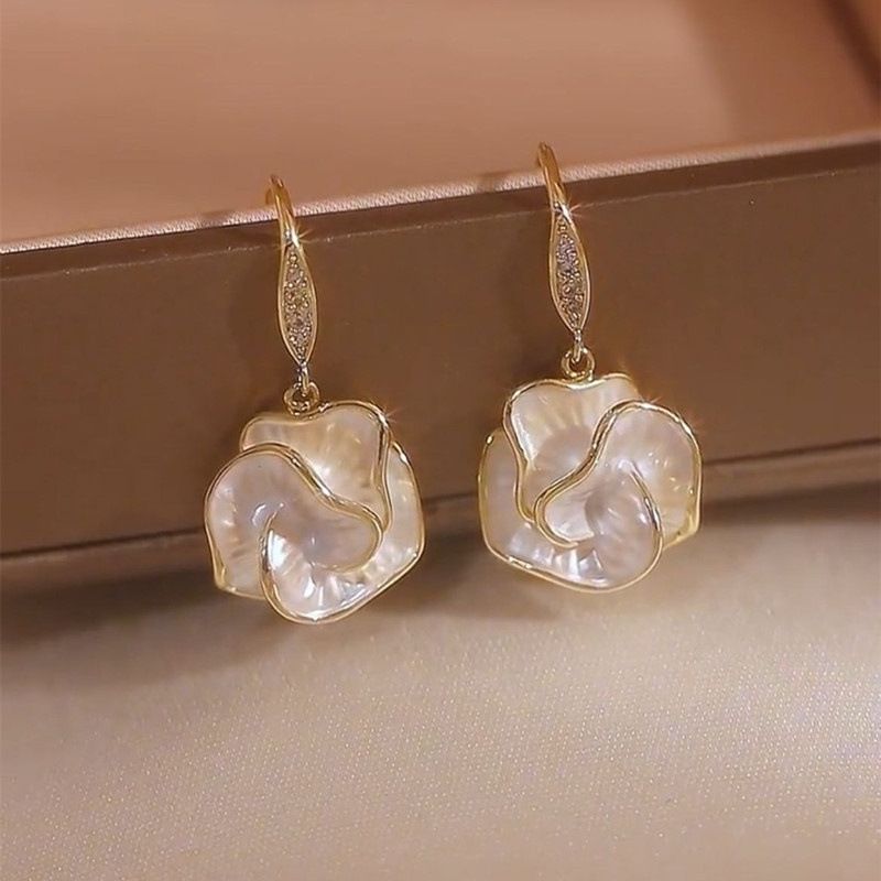 French style popular earrings, camellia flower earrings, niche, light luxury, elegant and high-end style earrings wholesale