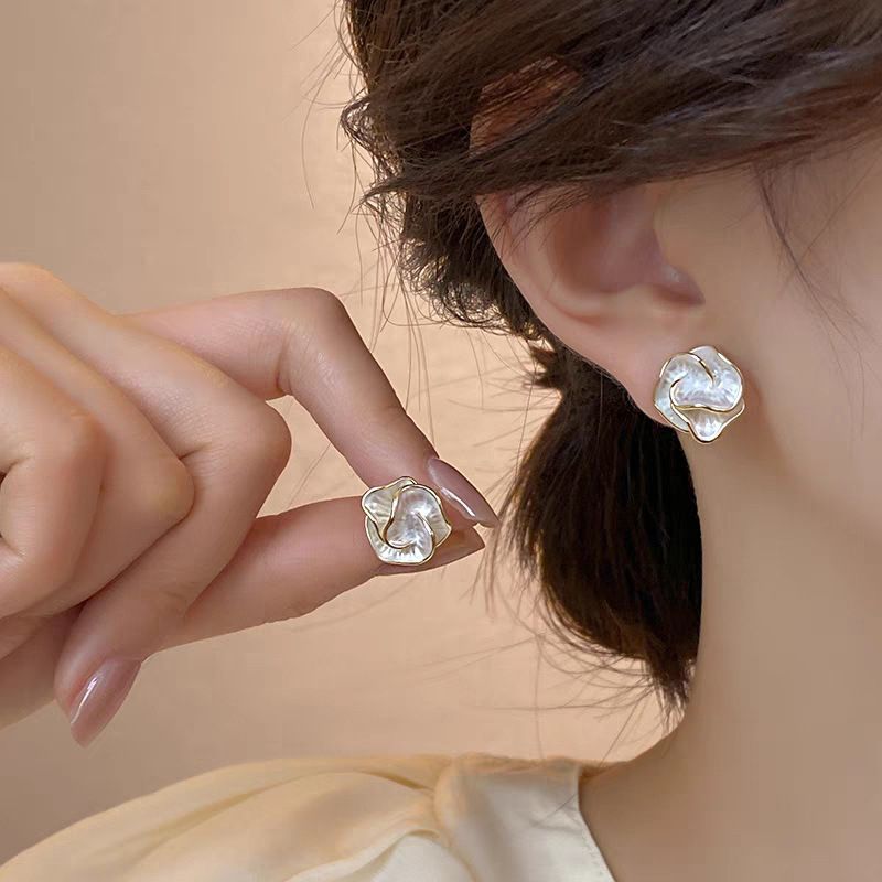 French style popular earrings, camellia flower earrings, niche, light luxury, elegant and high-end style earrings wholesale