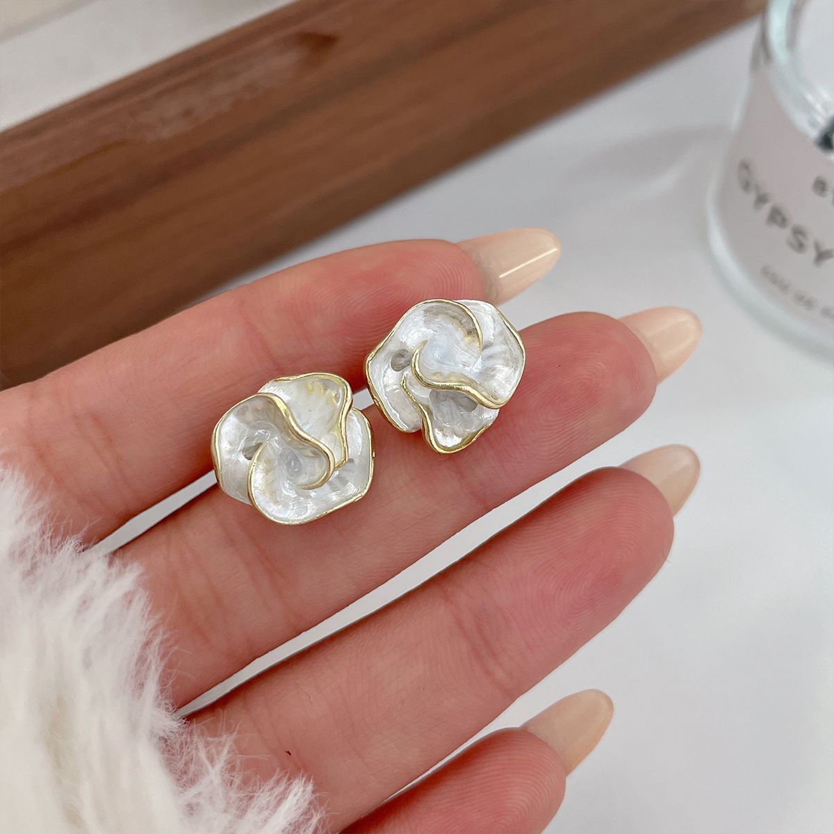 French style popular earrings, camellia flower earrings, niche, light luxury, elegant and high-end style earrings wholesale