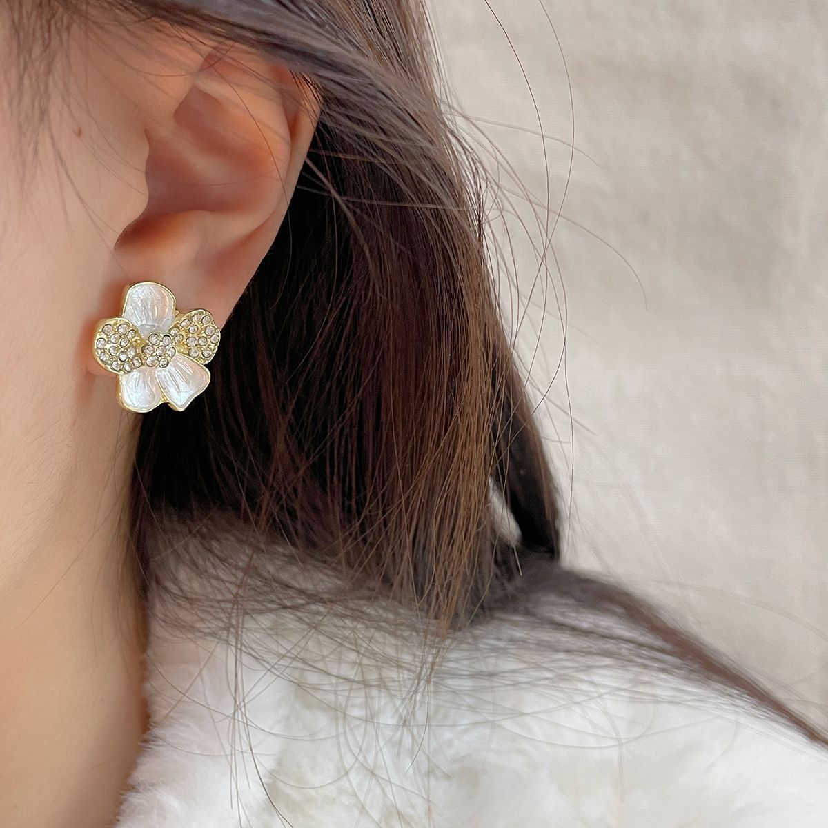 French style popular earrings, camellia flower earrings, niche, light luxury, elegant and high-end style earrings wholesale
