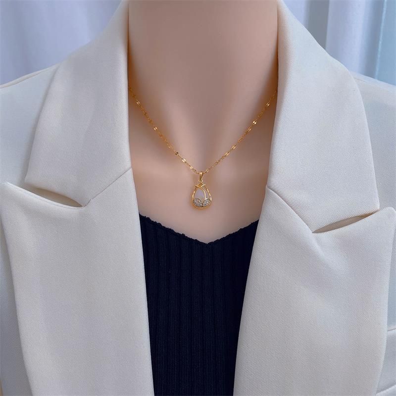 Elegant tulip titanium steel high-class luxury necklace female, stylish clavicle chain, simple and elegant necklace, pendant female, fashionable and versatile