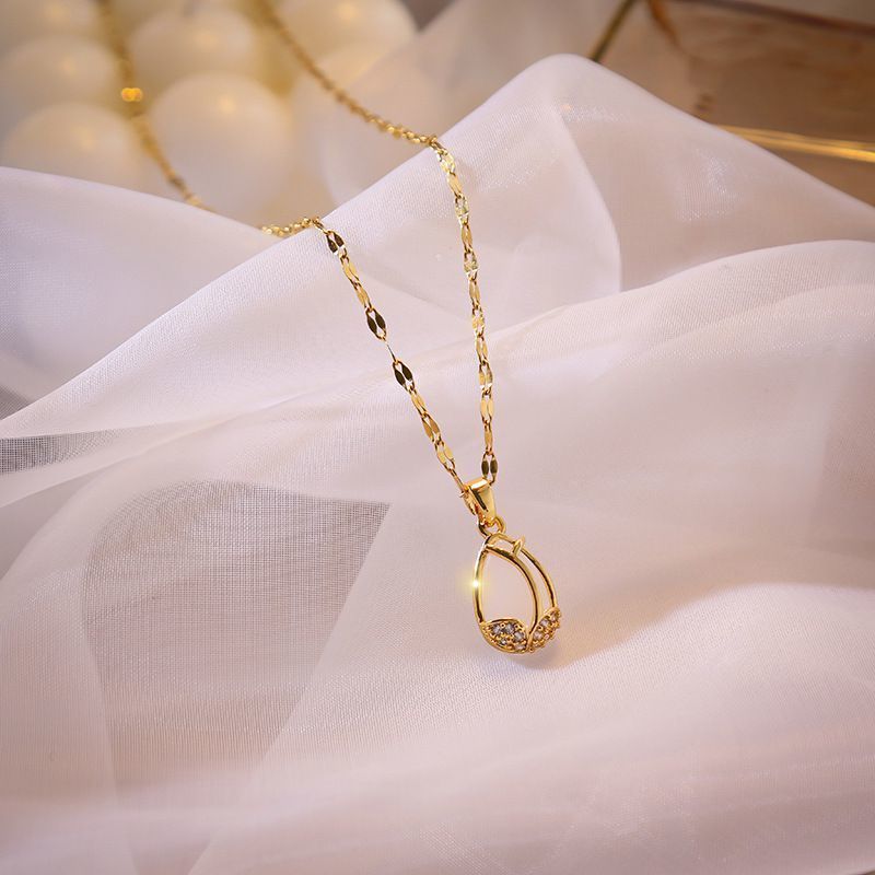 Elegant tulip titanium steel high-class luxury necklace female, stylish clavicle chain, simple and elegant necklace, pendant female, fashionable and versatile
