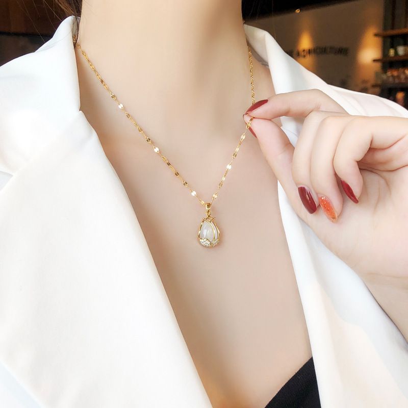 Elegant tulip titanium steel high-class luxury necklace female, stylish clavicle chain, simple and elegant necklace, pendant female, fashionable and versatile