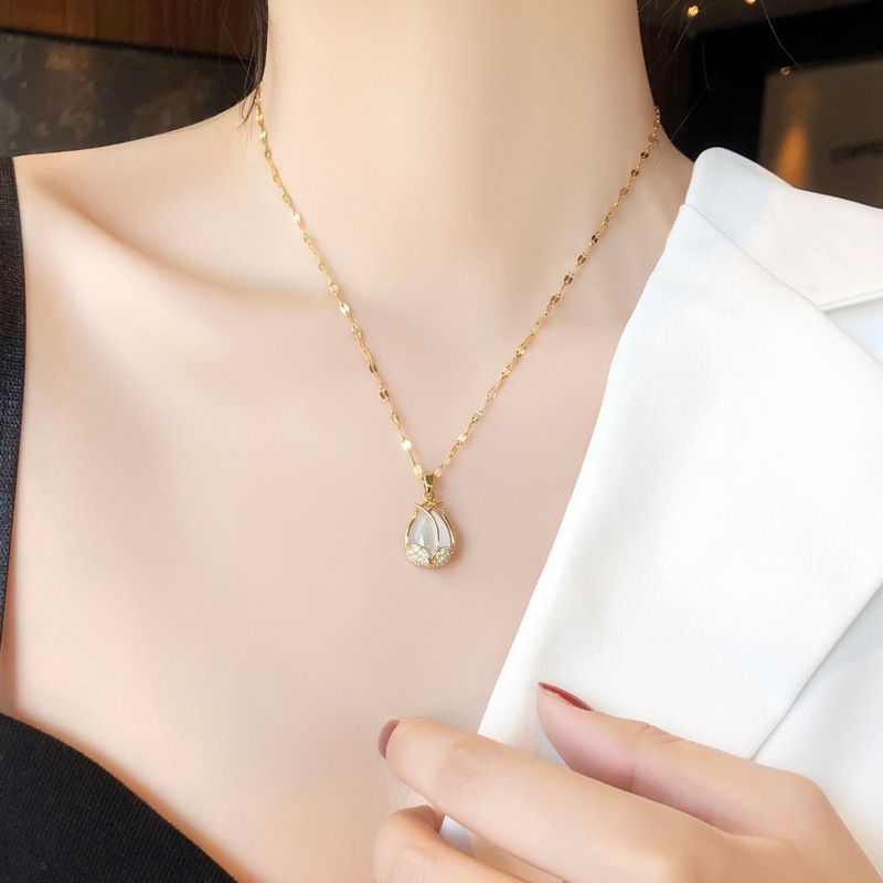 Elegant tulip titanium steel high-class luxury necklace female, stylish clavicle chain, simple and elegant necklace, pendant female, fashionable and versatile
