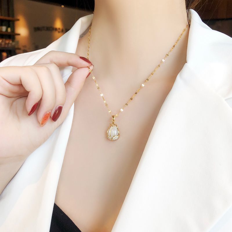 Elegant tulip titanium steel high-class luxury necklace female, stylish clavicle chain, simple and elegant necklace, pendant female, fashionable and versatile