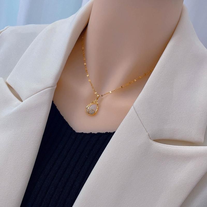 Elegant tulip titanium steel high-class luxury necklace female, stylish clavicle chain, simple and elegant necklace, pendant female, fashionable and versatile
