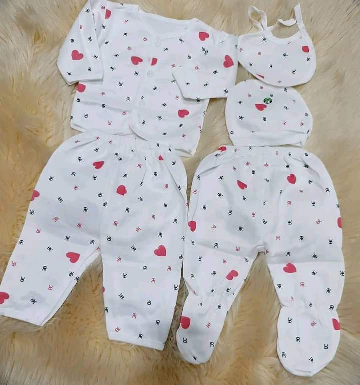 Fashion Lucky Star  5 Pieces Unisex New Born Baby Receiving Set The romper has snaps for easy closing and diapering. 
All items are well packaged .