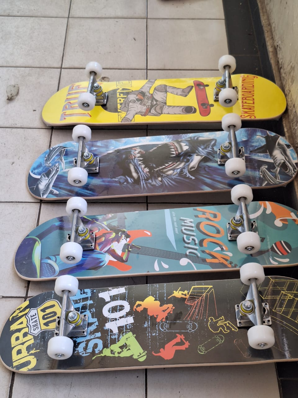 Complete Skateboard for Beginners & Advanced Riders – High-Rebound Hand-Cast Wheels