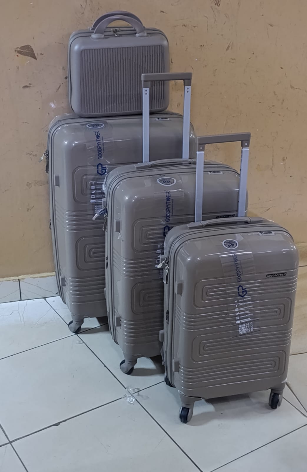 ✈️ 4 in 1 Luxurious unbreakable Suitcase
▪️Zipper closure frame.
▪️360 Easy-glide spinner wheels. 
▪️Telescopic handle system locks in multiple levels to adapt.
⬜ SIZE 3
▪️ Height  64cm,62cm,58cm,38cm