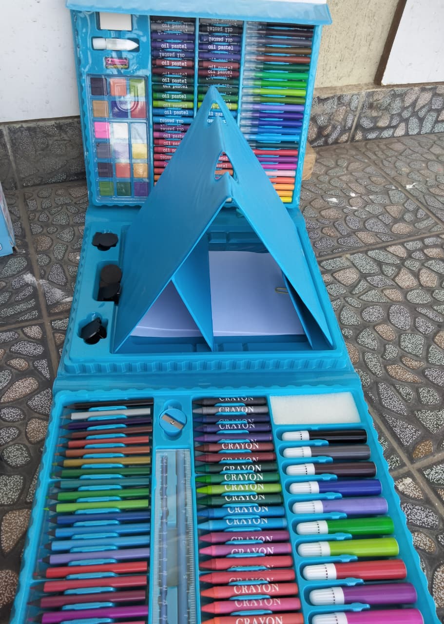 ON OFFER🔥🔥208-Piece Professional Drawing and Sketching Pencil Set🍂Does your child enjoy drawing most: pencils, paints, or just markers?
An artist's set in a case is a great set for drawing with var