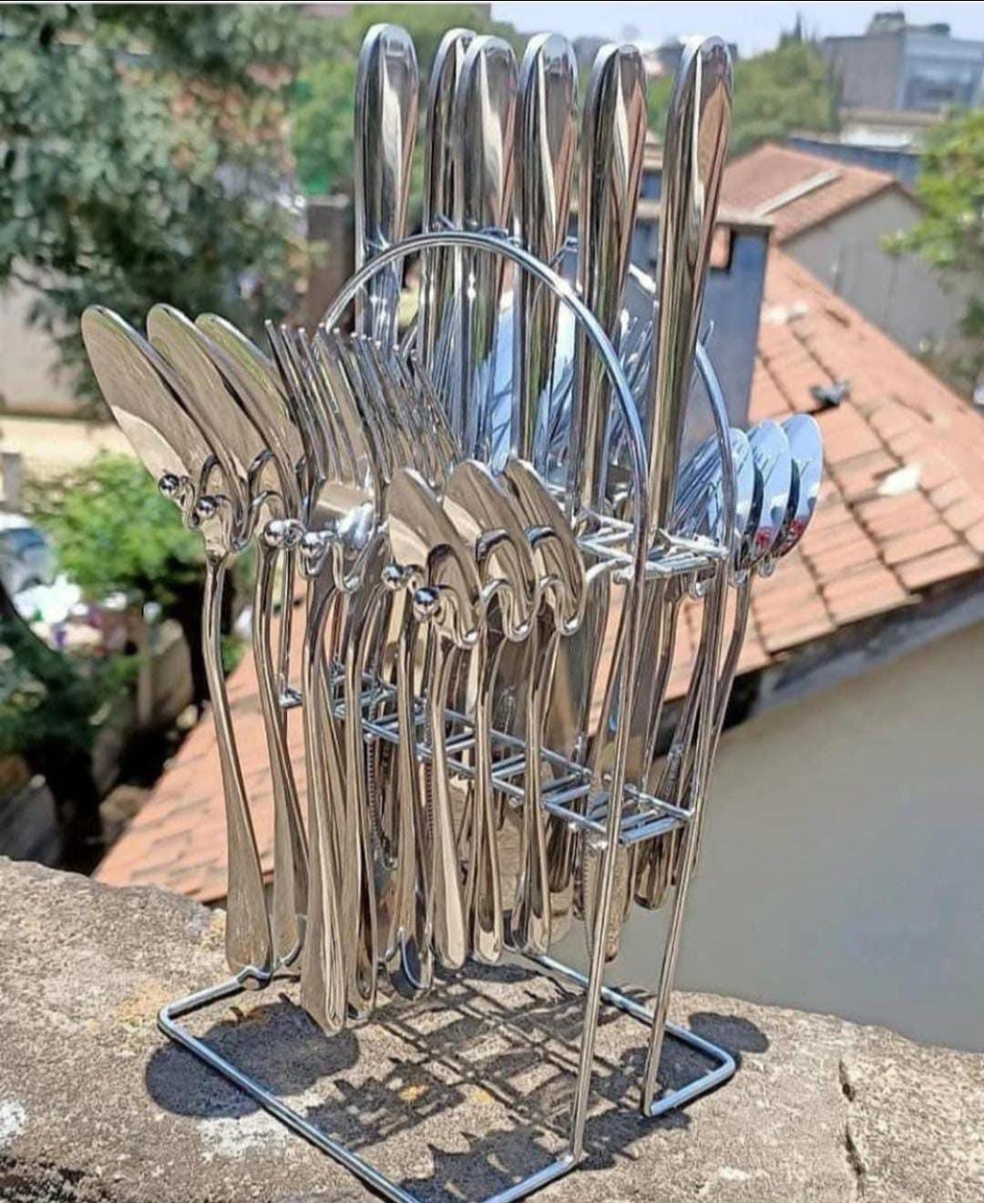 RESTOCKED🥳▶️24pcs Silver Cutlery  Set With a Stainless Holder.
▶️It Comprises:                                     ✔️6 Pcs Silver Butter Knife
✔️6 Pcs Silver Long Tea Spoon 
✔️6 Pcs Silver Table Spoo
