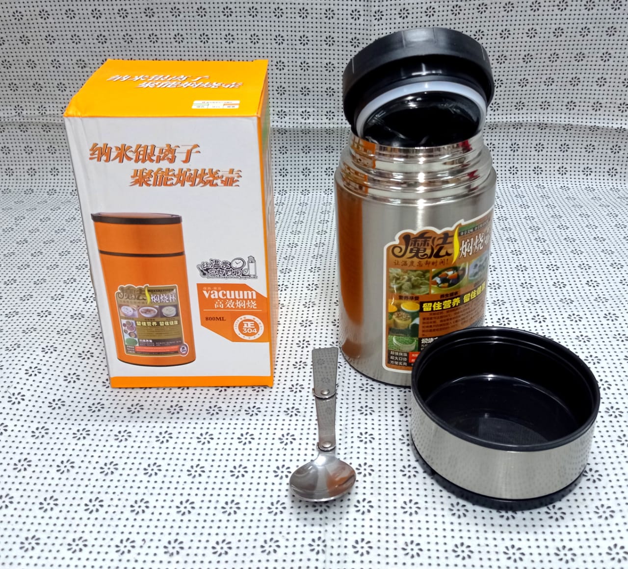 🩸🩸800ml Stainless Steel Insulated Vacuum Food Flask With Foldable Spoon‼️keeps your food for 6-24 hours of Quantity of heat , allowing you to drink hot soup outside.The cup is made of durable 304 st