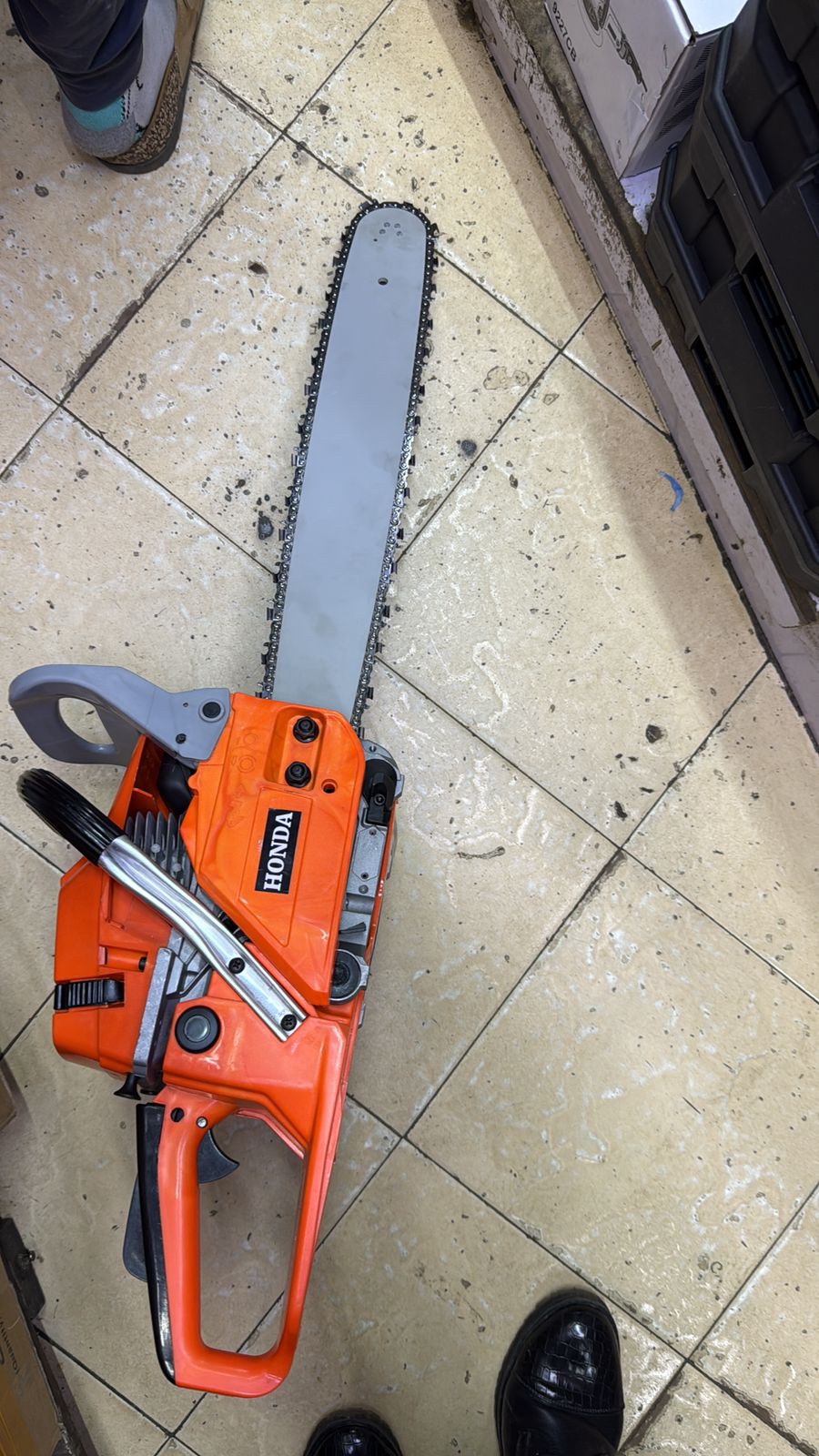 READILY AVAILLABLE‼️‼️Honda 20-inch petrol Chainsaw🔥Rated Power: 2.4KW (Approx. 3.2 HP)

Bar Length: 50cm (20 inches)

Fuel Tank Capacity: 550ml

Fuel Mix Ratio: 25:1 (Gasoline to 2-Cycle Oil)

Max S