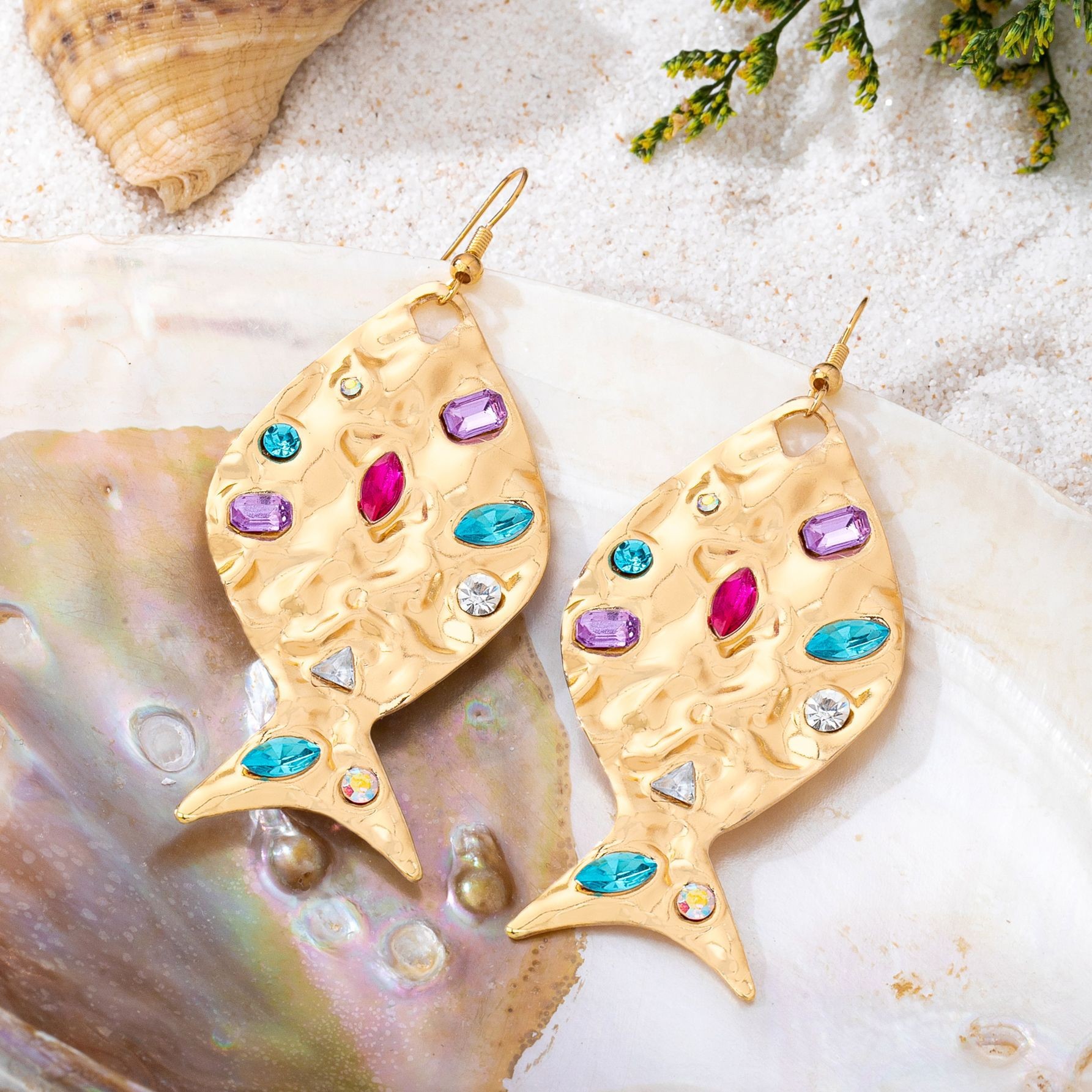 Hot-Selling Metal Inlaid Beating Pattern Small Fish Earrings Are Suitable For Women To Wear High-End Earrings On Daily Vacation