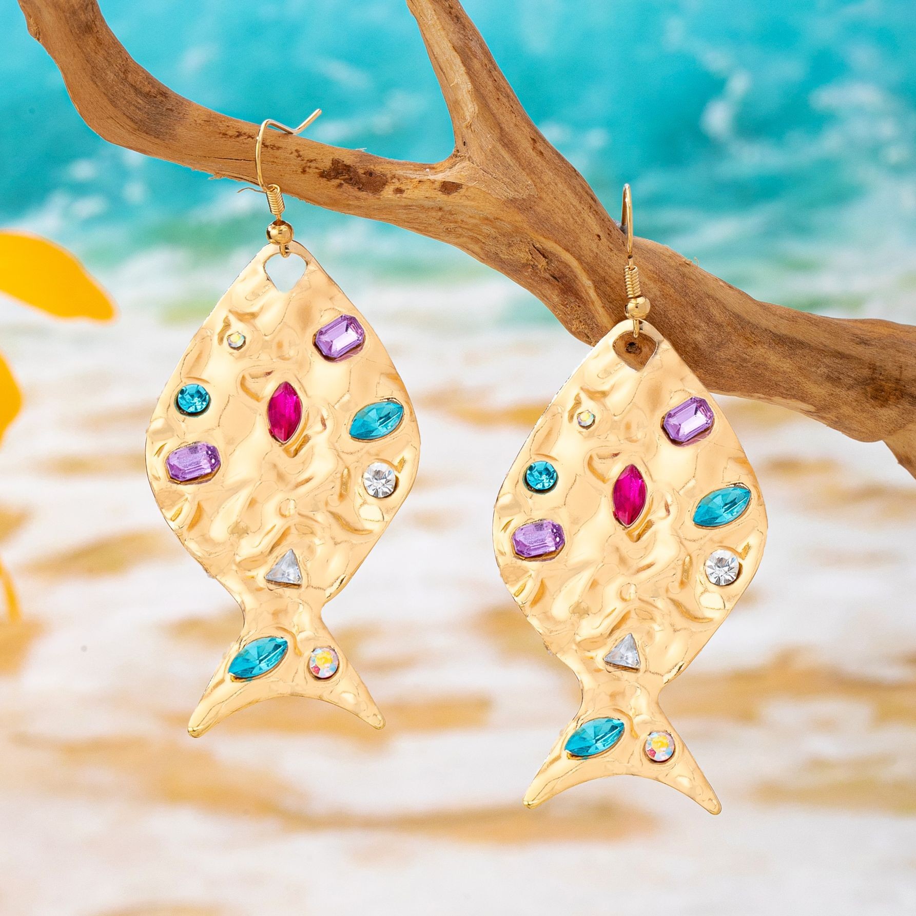 Hot-Selling Metal Inlaid Beating Pattern Small Fish Earrings Are Suitable For Women To Wear High-End Earrings On Daily Vacation