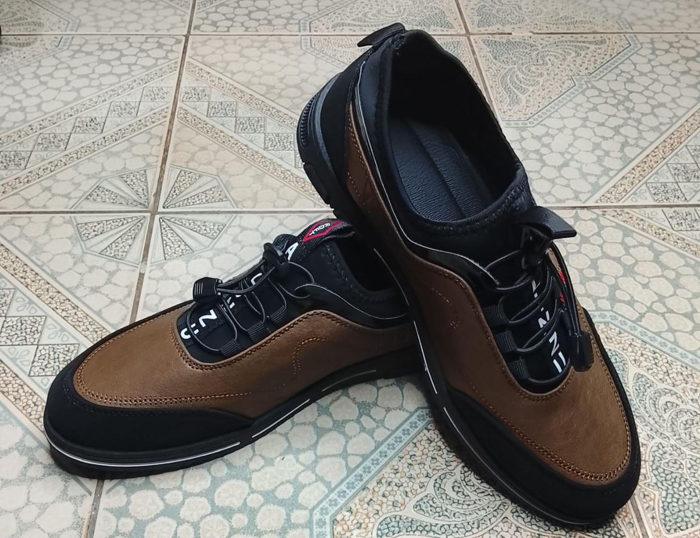 HI FASHION DESIGNER SNEAKERS FROM CREME COLLECTIONS. PREMIUM CREME SNEAKERS FOR MEN. BREATHABLE FASHION SHOES AND CUSHIONED SOLE TO KEEP YOUR FEET COMFORTABLE. READY TO ROCK SHOES. AVAILABLE  SIZE 44: