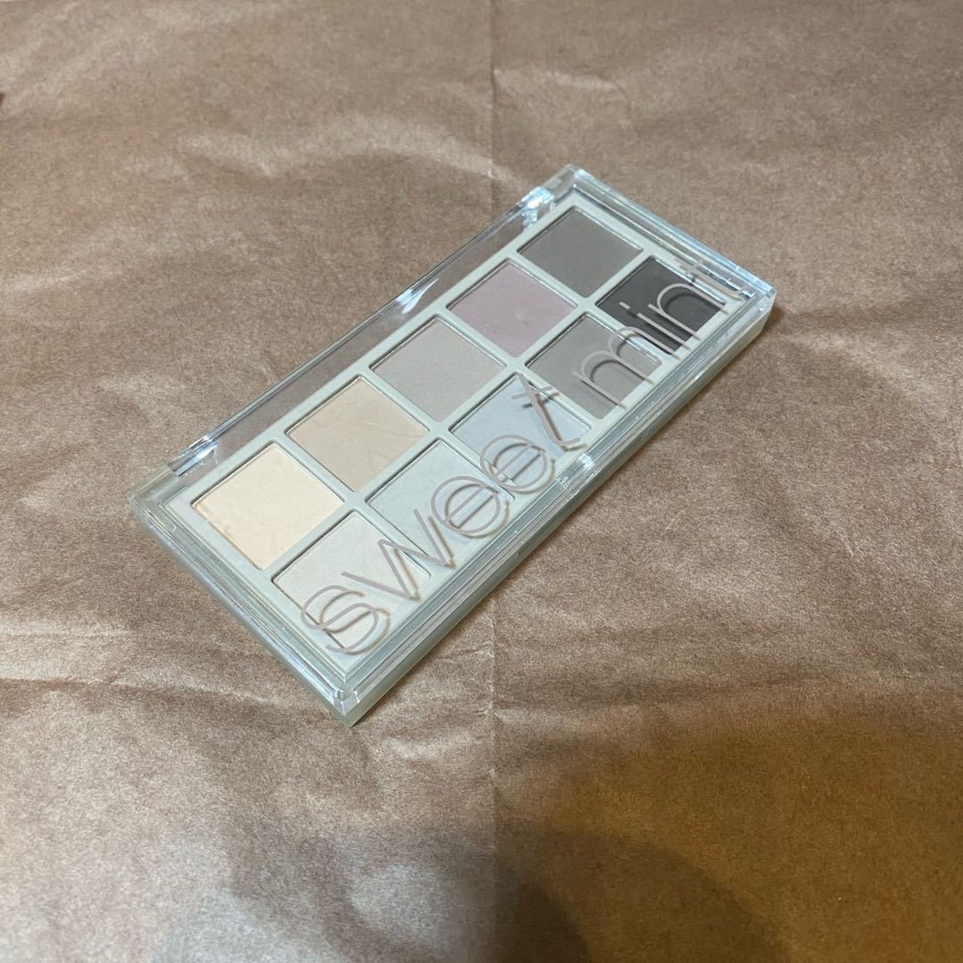 Sweet Mint 10-Color Eyeshadow Palette – Beginner-Friendly Ins-Style Makeup Palette featuring Matte, Shimmer, Fine Glitter, Chunky Sequins & Mousse Cream Textures.