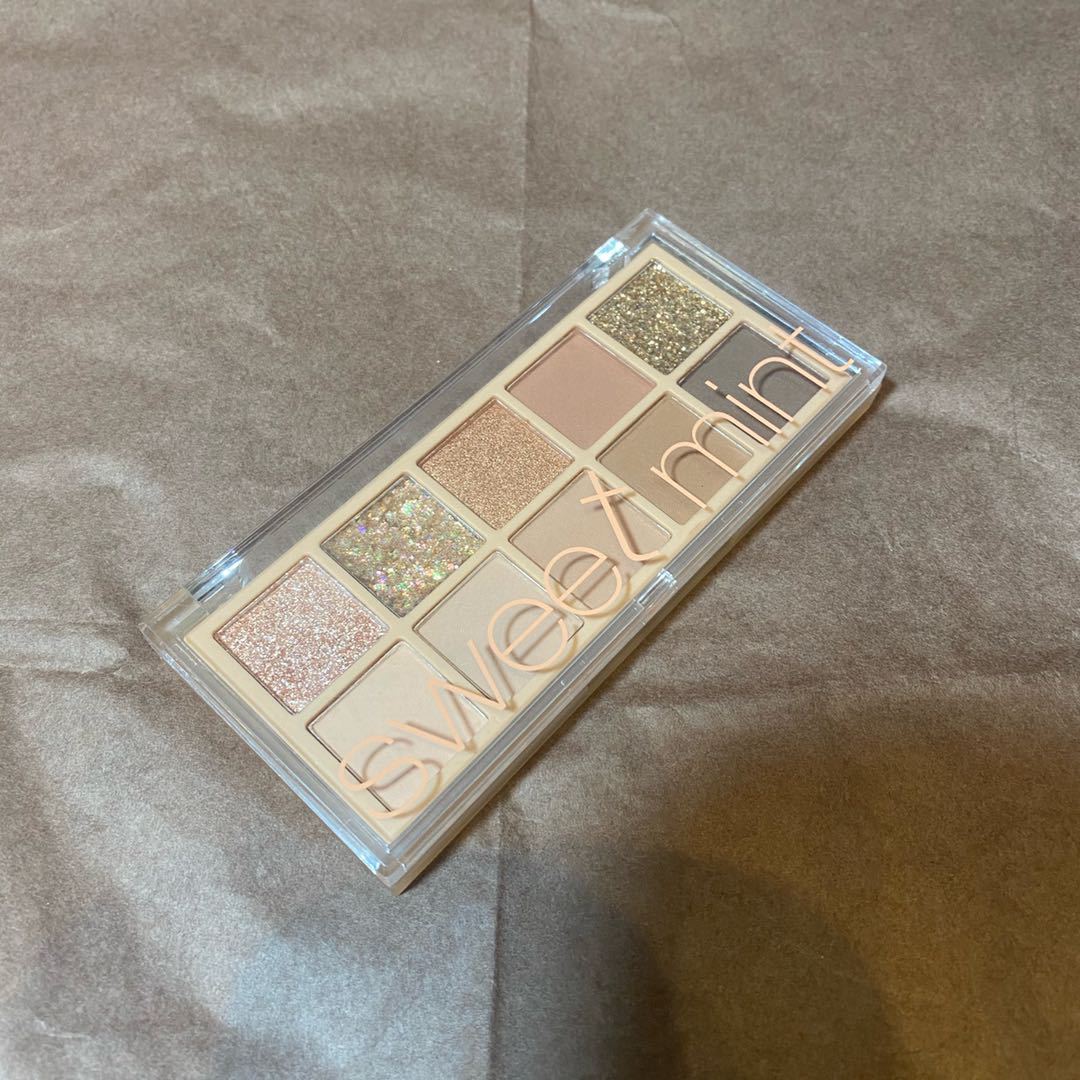 Sweet Mint 10-Color Eyeshadow Palette – Beginner-Friendly Ins-Style Makeup Palette featuring Matte, Shimmer, Fine Glitter, Chunky Sequins & Mousse Cream Textures.