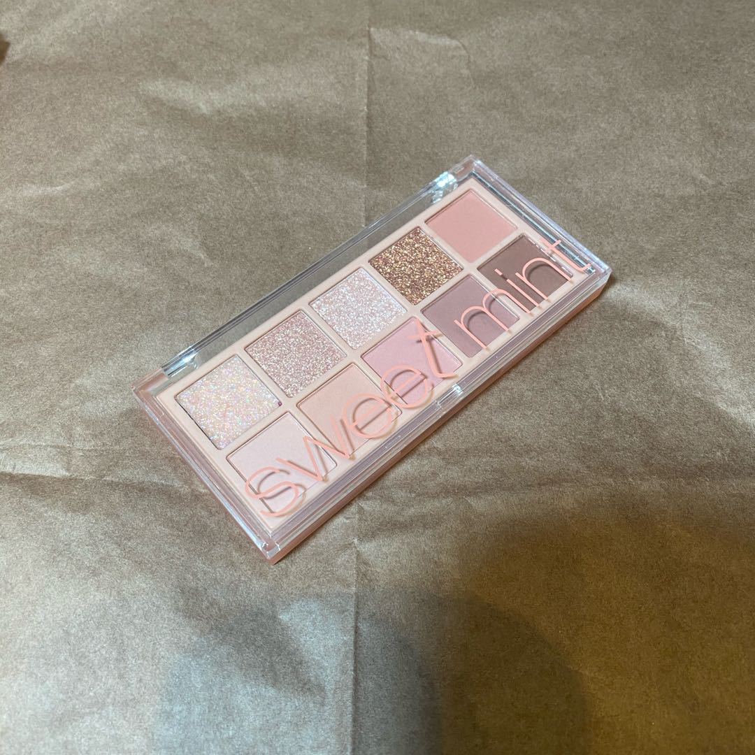 Sweet Mint 10-Color Eyeshadow Palette – Beginner-Friendly Ins-Style Makeup Palette featuring Matte, Shimmer, Fine Glitter, Chunky Sequins & Mousse Cream Textures.