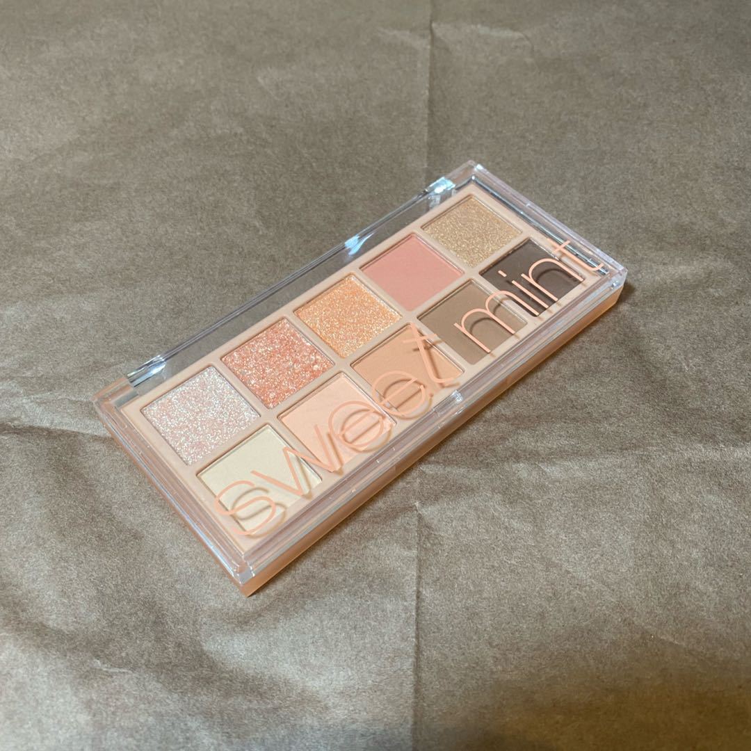Sweet Mint 10-Color Eyeshadow Palette – Beginner-Friendly Ins-Style Makeup Palette featuring Matte, Shimmer, Fine Glitter, Chunky Sequins & Mousse Cream Textures.