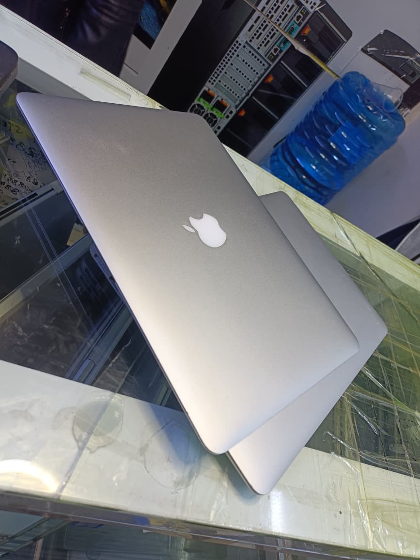 Apple MacBook Air 2017 ( A1466) Core i5 8GB RAM 256GB SSD 13.3” Laptop – Slim, Fast & Premium Ultrabook for Work, School & Business