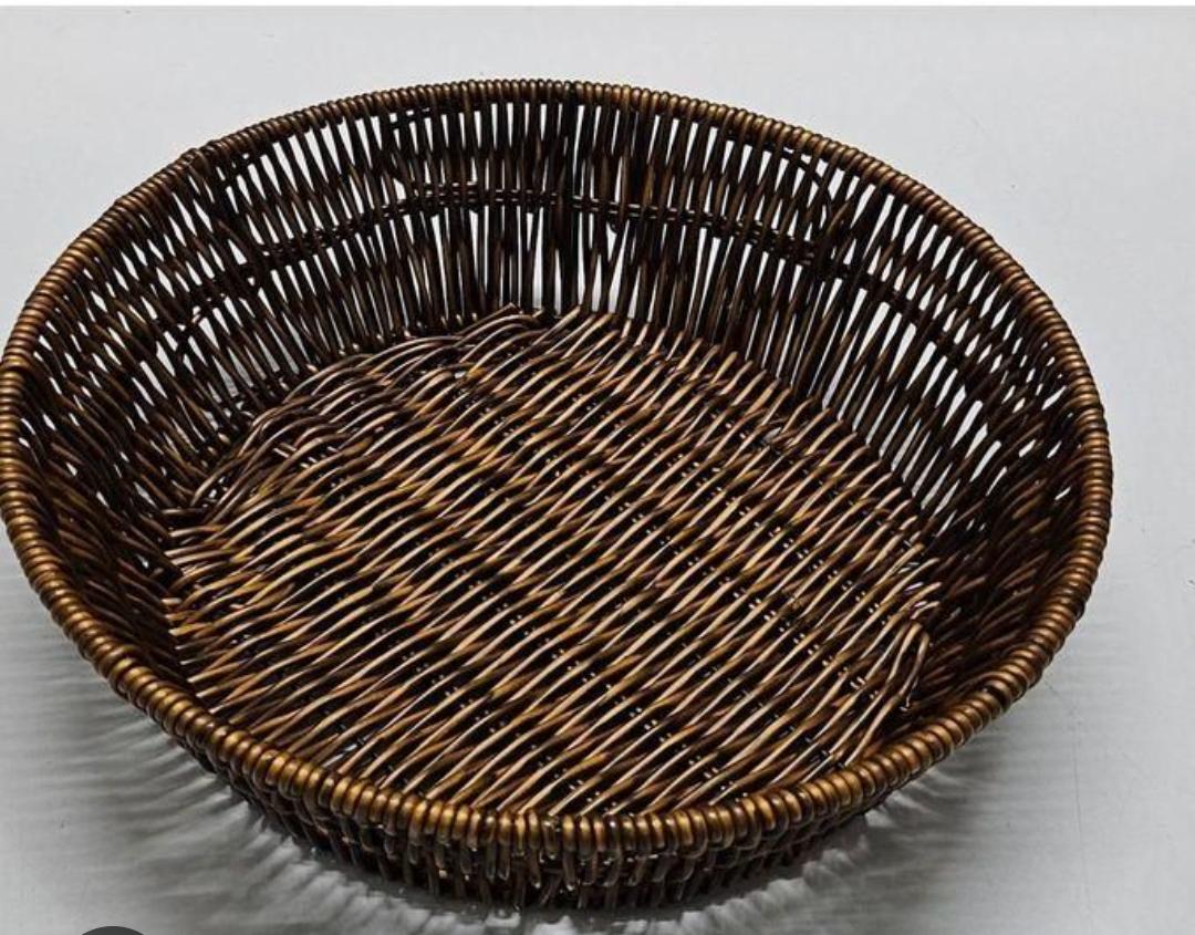 Multi-purpose water proof Reed woven baskets  ideal for fruits, leaving room,washroom,office etc.. Size ; round  & rectangular 28cm diameter