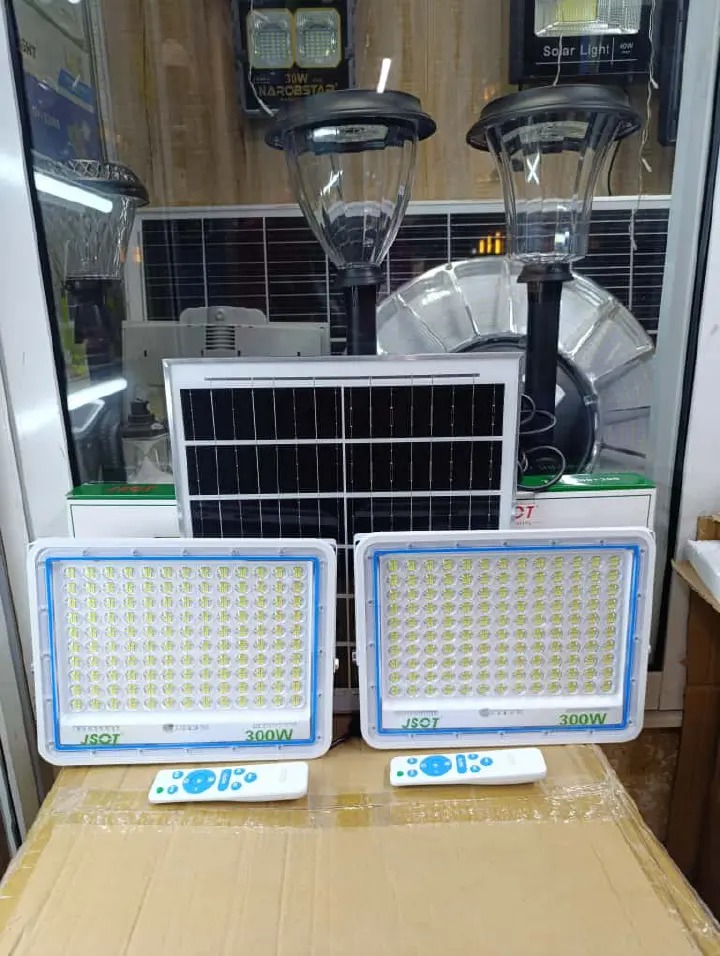 🎇2in1 400W+400W Solar Floodlights with Warning Lights +Remote+1 All weather Solar panel 🎇automatically turn on at dusk and automatically turn off at dawn.