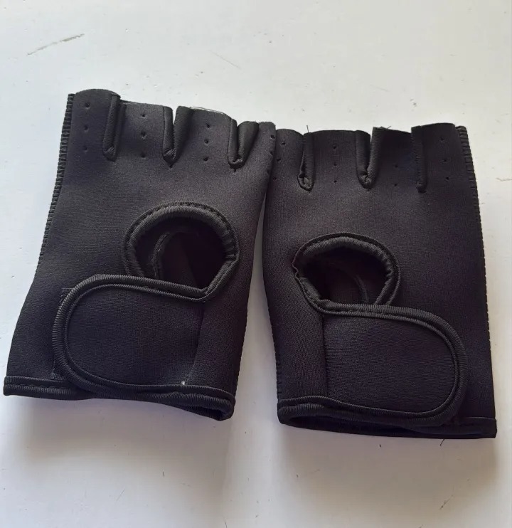 Large Size Gloves(Black only)…..A pair 1pc silicon oven kitchen gloves,this gloves makes sure that your hands remains clean all throug during your kitchen activities they come in a pair