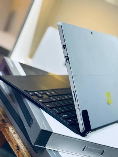 KILICERTIFIED Microsoft Surface Pro 5 Touchscreen Intel Core i5 7th Gen 8GB RAM 256GB SSD 2 in 1 Laptop | 40080 mWh Battery | Detachable keyboard | Windows 11 | Student and Work Professional Laptop