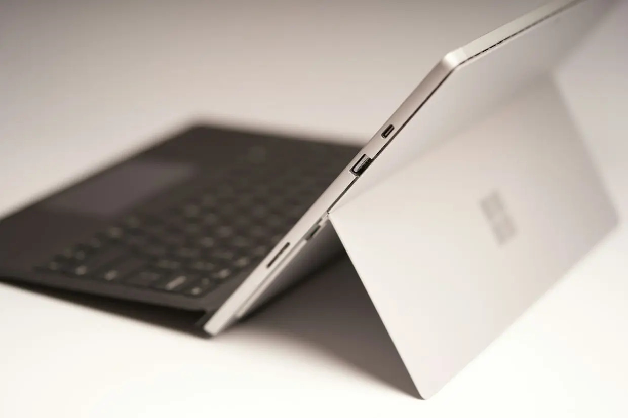 KILICERTIFIED Microsoft Surface Pro 5 Touchscreen Intel Core i5 7th Gen 8GB RAM 256GB SSD 2 in 1 Laptop | 40080 mWh Battery | Detachable keyboard | Windows 11 | Student and Work Professional Laptop