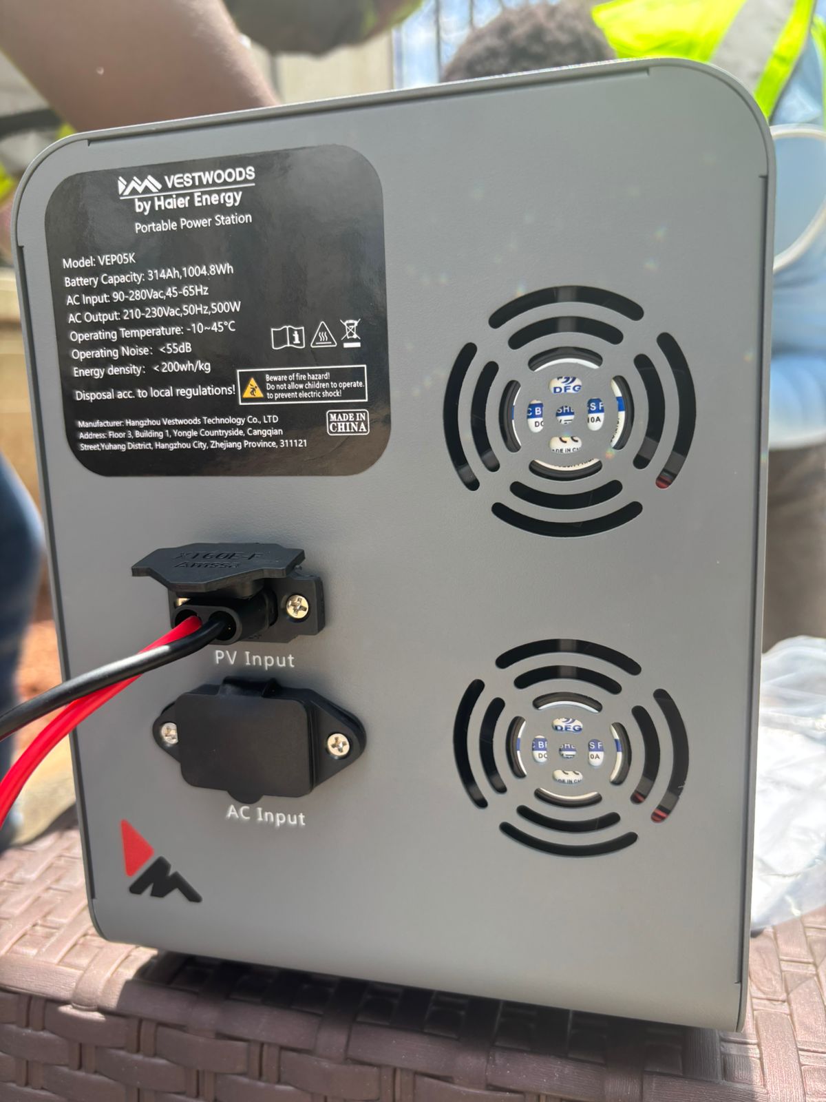 VESTWOODS Power Station 3in1 battery+inverter+MPPT Charge Controller LifePO4battery pure sine wave inverter 2004Wh rated power 1000watts output warranty 2years UPS plug and play portable
