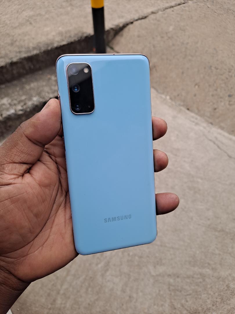 SAMSUNG S20 5G + FREE ALDEEPO NECKBANDS
