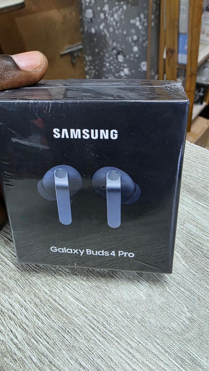 Samsung Galaxy Bluetooth earphones- Adaptive ANC, 6-MIC, 30H Playtime