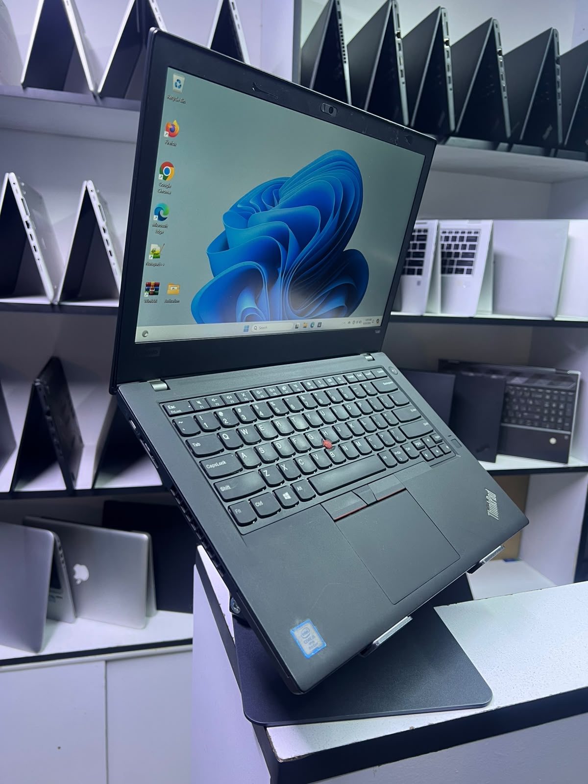 OFFER REFURBISHED Lenovo ThinkPad T480 Laptop Intel Core i5 8th Gen, 8GB RAM, 256GB SSD, 14 Inch Full HD TOUCHSCREEN Display, Windows 11 Pro with a FREE LAPTOP BAG AND WIRELESS MOUSE
