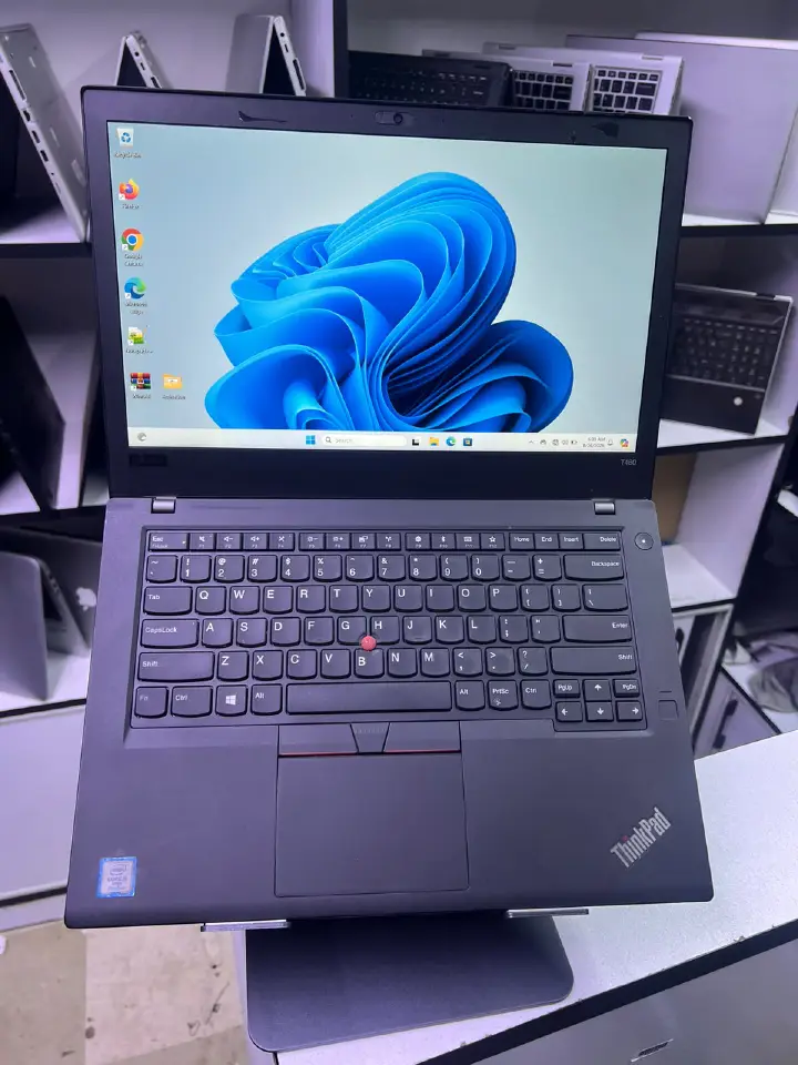 OFFER REFURBISHED Lenovo ThinkPad T480 Laptop Intel Core i5 8th Gen, 8GB RAM, 256GB SSD, 14 Inch Full HD TOUCHSCREEN Display, Windows 11 Pro with a FREE LAPTOP BAG AND WIRELESS MOUSE