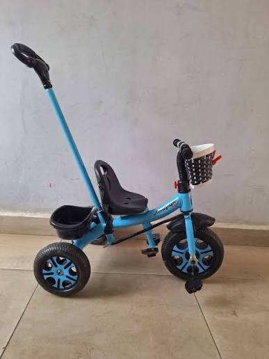 Kids tricycle with handle