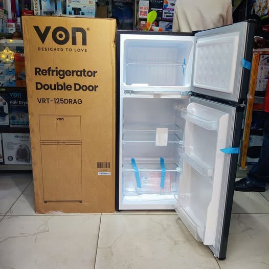🔥DEAL🔥VON 125L VRT-125DRAG Double Door Direct Cool Fridge 92L fridge capacity + 33L freezer capacity Thick thermal insulation for better cooling and energy efficiency Interior light for clear