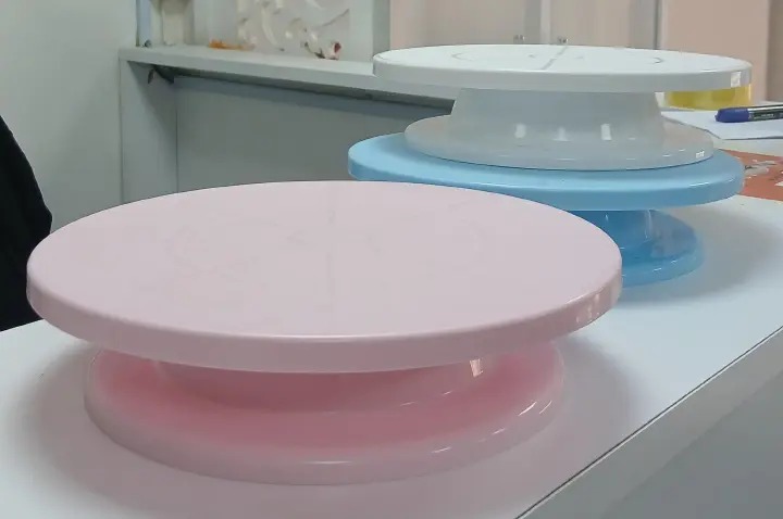 Cake Turntable With Stable Base for Firm Support to Prevent Wobbling While Working.