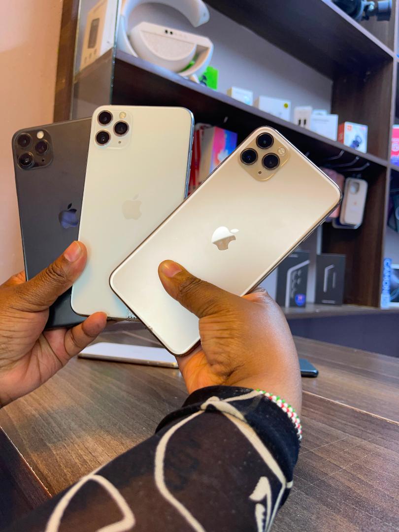 iPhone 11 Pro Max 256GB Certified - Featuring a Stunning Pro Display, A13 Bionic, Cutting-Edge Pro Camera System and Longest Battery Life Ever in iPhone with iPhone 11 Pro Max refub