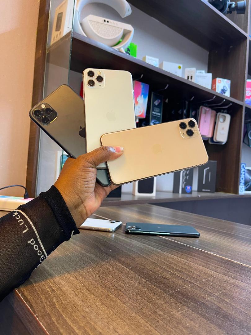 iPhone 11 Pro Max 256GB Certified - Featuring a Stunning Pro Display, A13 Bionic, Cutting-Edge Pro Camera System and Longest Battery Life Ever in iPhone with iPhone 11 Pro Max refub