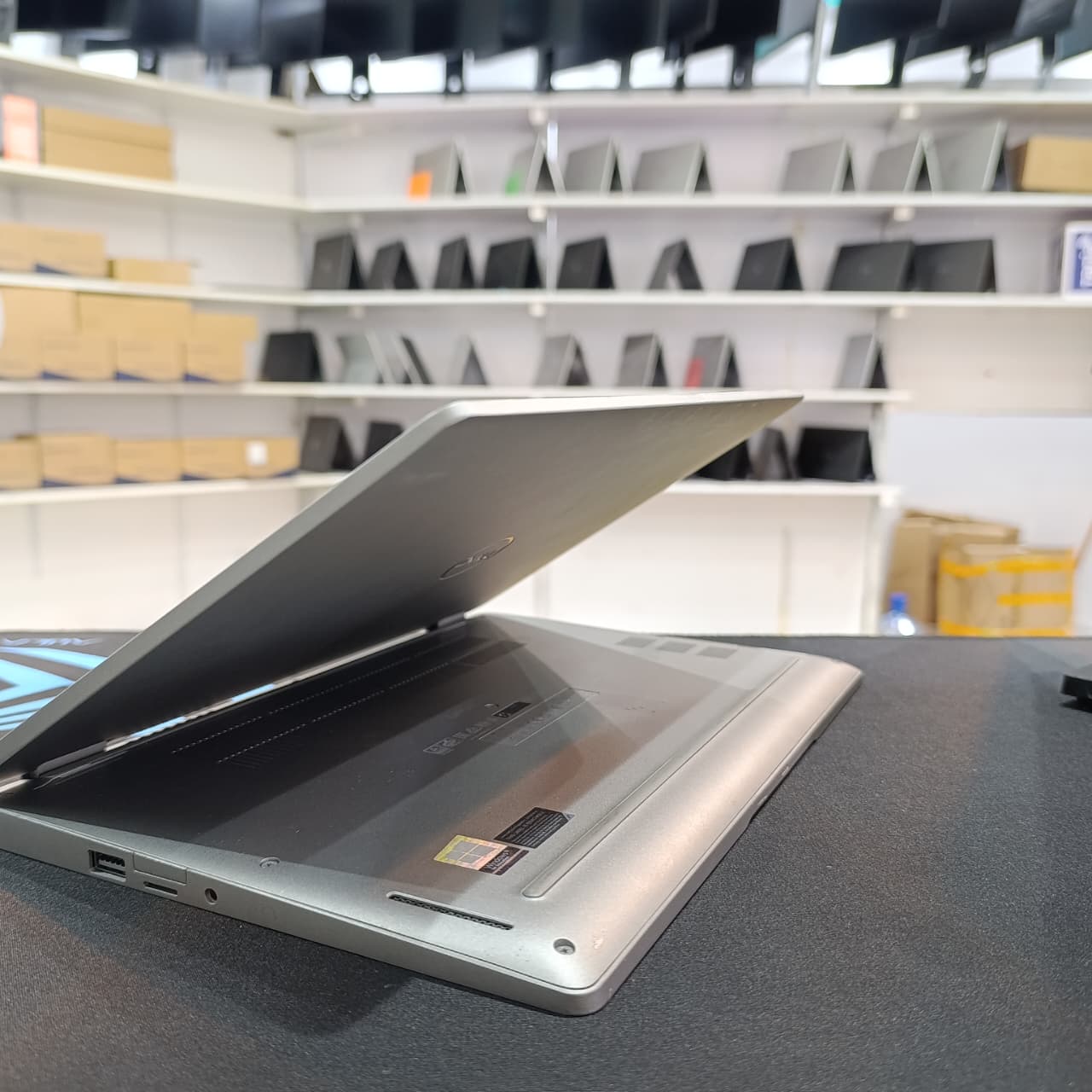 Latitude 5310 x360 2-in-1 Laptop - Core i5, 10TH GEN 8GB RAM, 256GB SSD, 13.3" Touchscreen, Grey
1.6 GHz Intel Core i5-10210U Quad-Core
8GB DDR4 RAM | 256GB M.2 NVMe SSD
13.3" 1920 x 1080 VA Touch