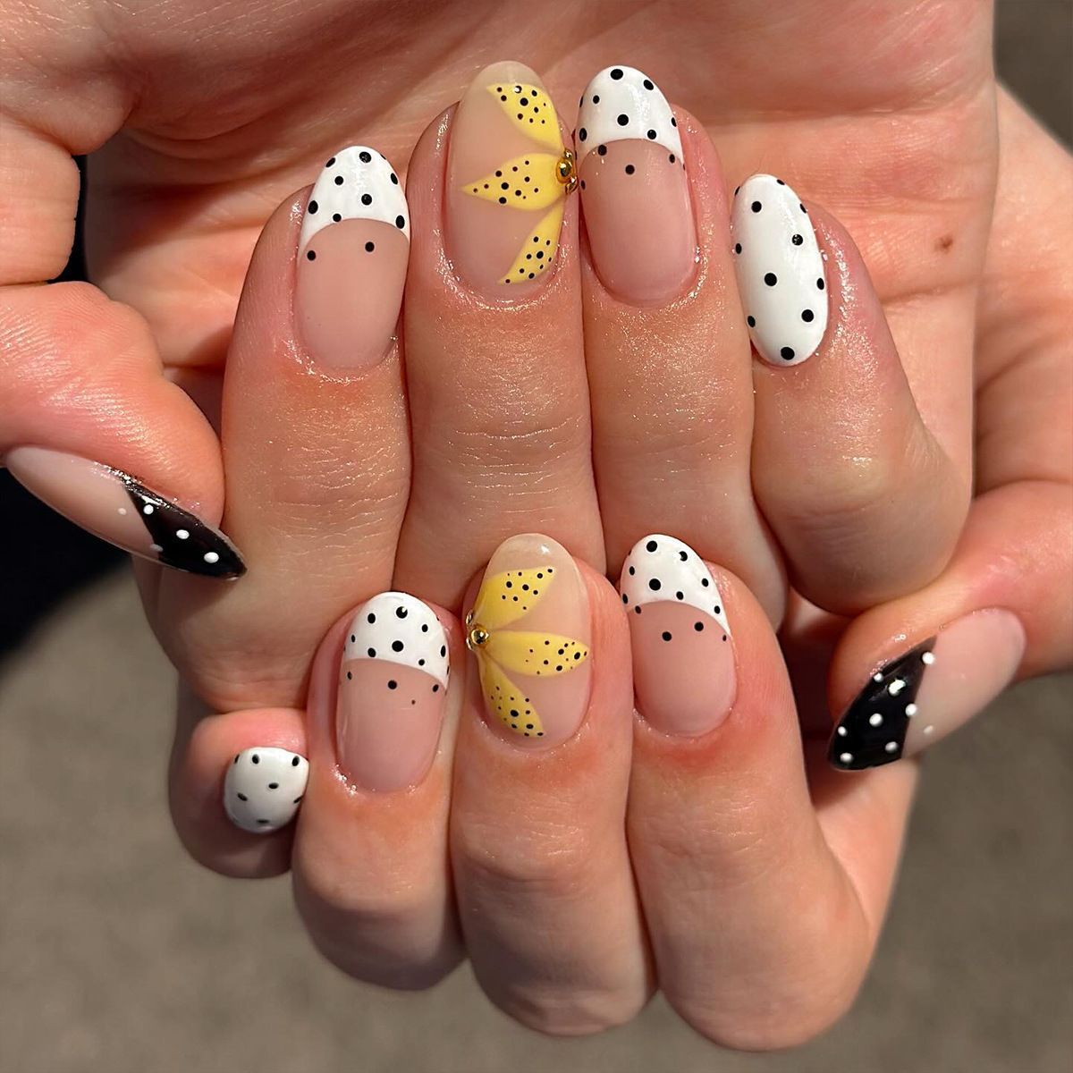 24Pcs Wearable French Fake Nails with Glue Simple Almond False Nails White Edge Design Short Full Cover Oval Nails Set Press On E0116 view 7