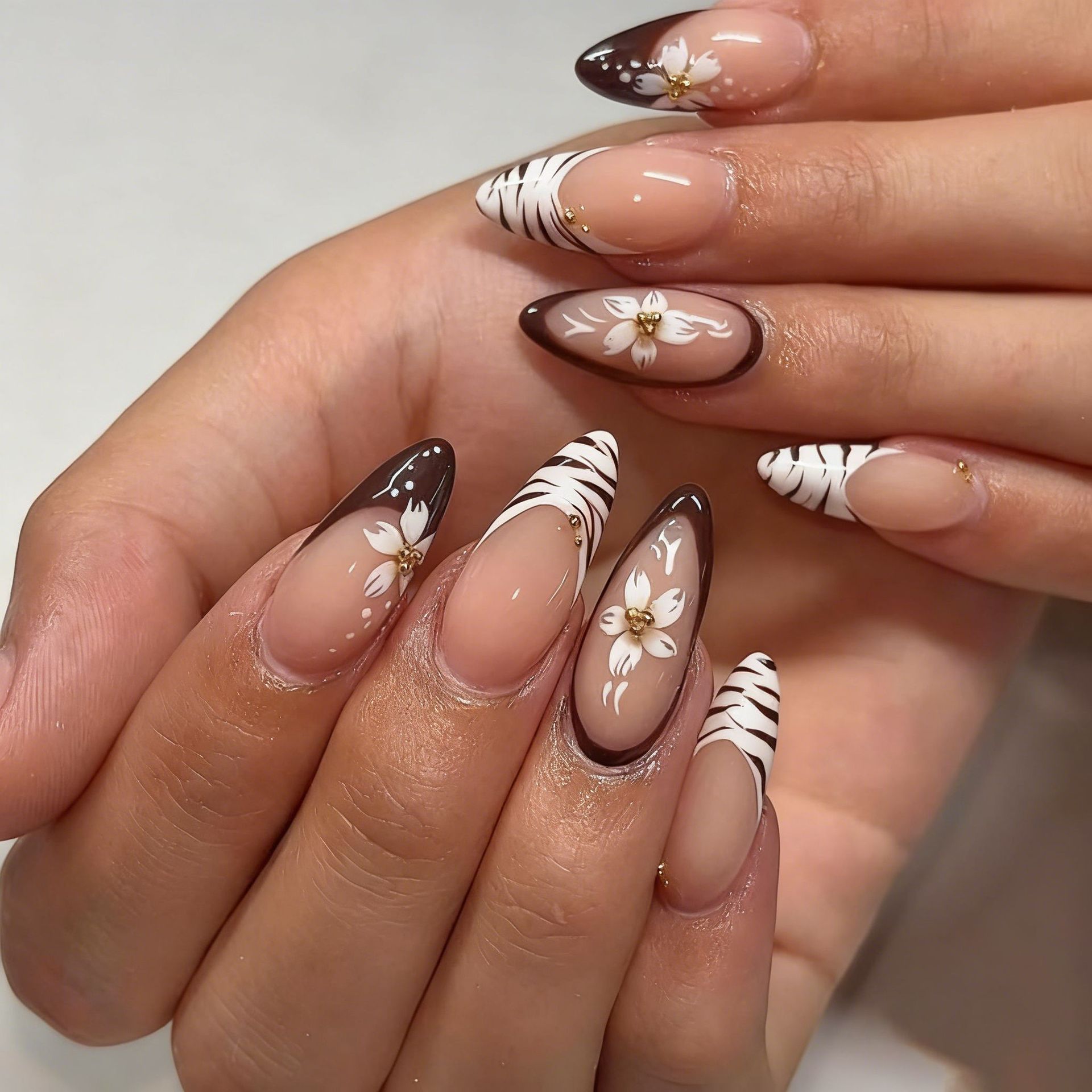 24Pcs Wearable French Fake Nails with Glue Simple Almond False Nails White Edge Design Short Full Cover Oval Nails Set Press On E0116 view 6