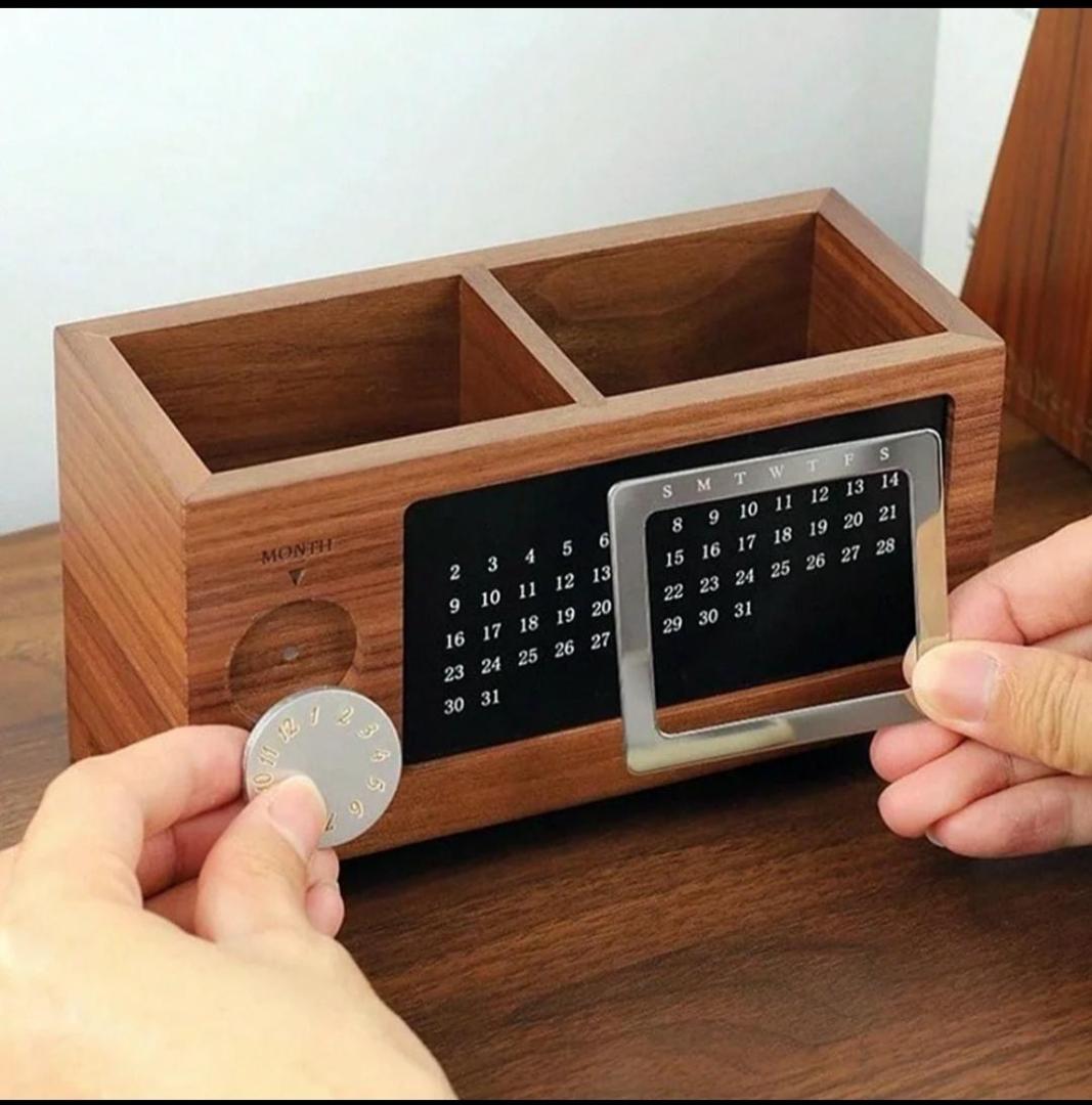 Wooden Desk Organizer with Manual Perpetual Calendar, 2-Compartment Office Storage Box and Pen Holder, Multifunctional Desktop Caddy for Smartphone, Remotes, and Stationery Accessories