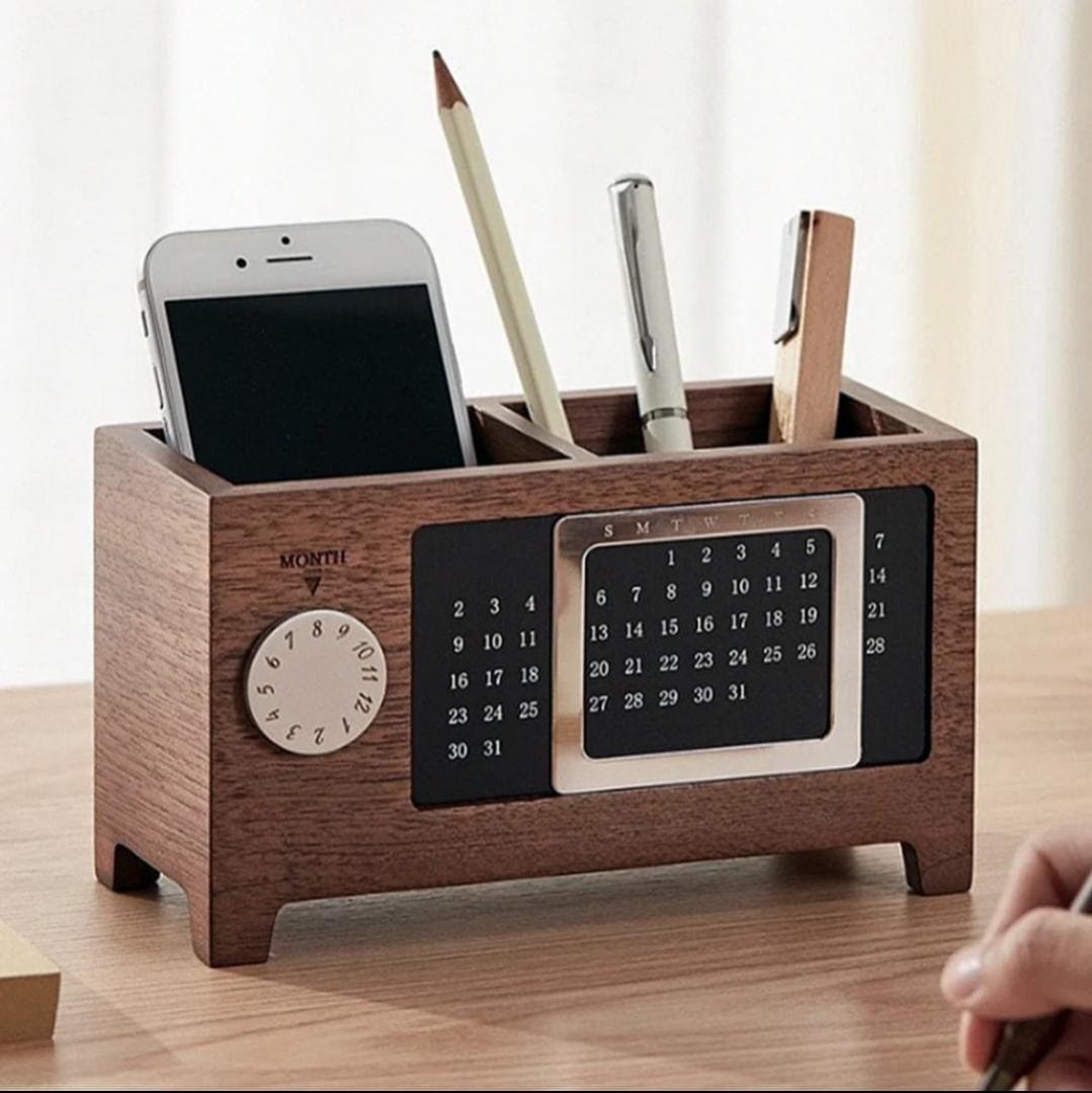 Wooden Desk Organizer with Manual Perpetual Calendar, 2-Compartment Office Storage Box and Pen Holder, Multifunctional Desktop Caddy for Smartphone, Remotes, and Stationery Accessories