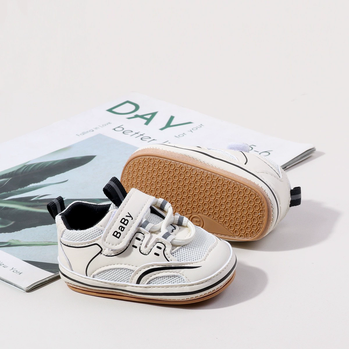 Preschool soft soled letter walking shoes are fashionable, versatile, and can't fall off the front step shoes