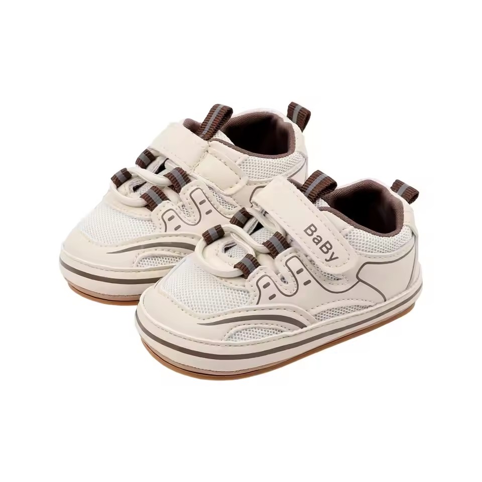 Preschool soft soled letter walking shoes are fashionable, versatile, and can't fall off the front step shoes