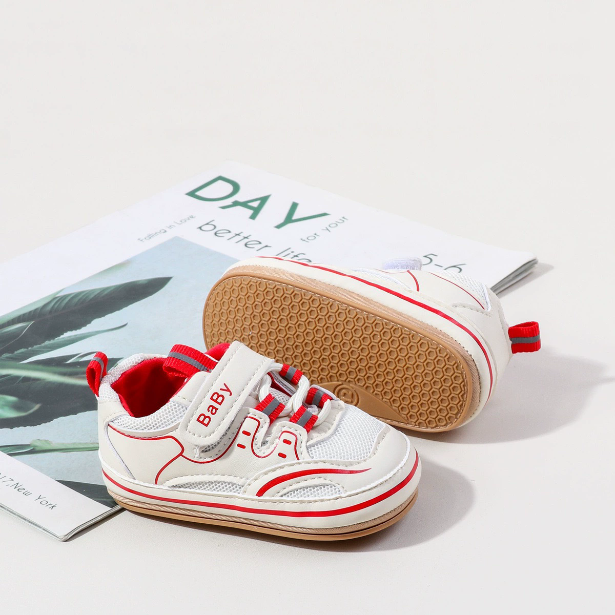 Preschool soft soled letter walking shoes are fashionable, versatile, and can't fall off the front step shoes
